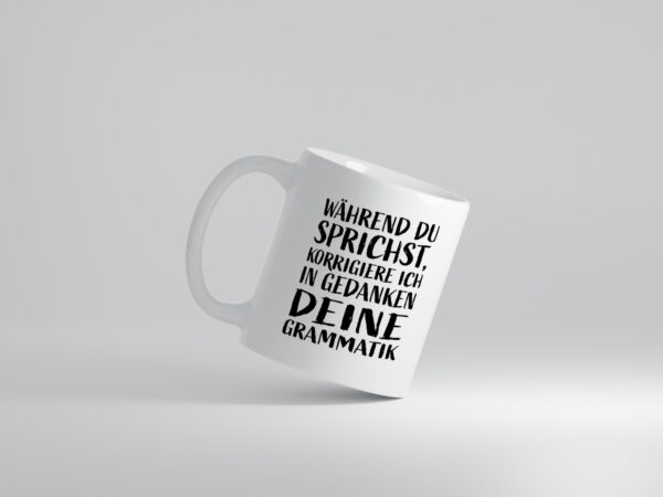 Während du sprichst, Grammatik korrigieren - Tasse Weiss - Kaffeetasse / Geschenk / Familie