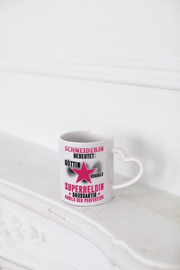 Bedeutung von Schneiderin | Beruf Schneiderei - Herzhenkel Tasse - Kaffeetasse / Geschenk / Familie