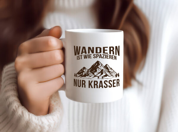 Wandern wie spazieren, nur krasser | Gebirge | Bäume - Tasse Weiss - Kaffeetasse / Geschenk / Familie