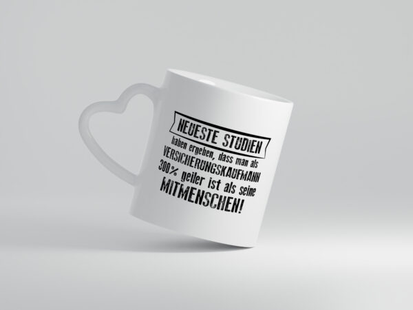 Neuste Studien: Versicherungskaufmann | Kaufmann - Herzhenkel Tasse - Kaffeetasse / Geschenk / Familie