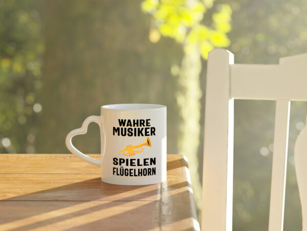 Wahre Musiker spielen Flügelhorn | Trompete - Herzhenkel Tasse - Kaffeetasse / Geschenk / Familie