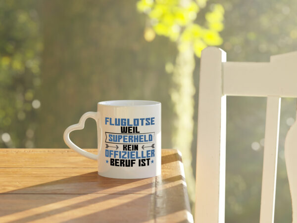 Superheld Fluglotse | Flugverkehr | Flughafen - Herzhenkel Tasse - Kaffeetasse / Geschenk / Familie