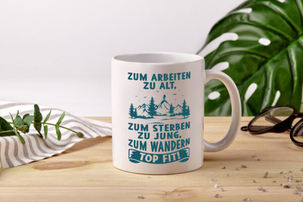 Arbeiten zu alt, Sterben zu jung, Wandern topfit | Berge - Tasse Weiss - Kaffeetasse / Geschenk / Familie