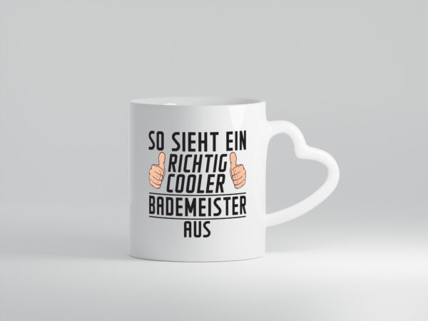 Richtig Cooler Bademeister | Rettungsschwimmer - Herzhenkel Tasse - Kaffeetasse / Geschenk / Familie