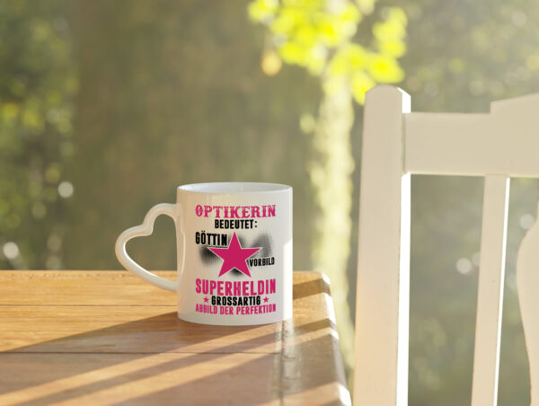 Bedeutung von Optikerin | Augenoptik - Herzhenkel Tasse - Kaffeetasse / Geschenk / Familie