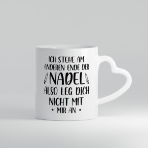 Am anderen Ende der Nadel, nicht anlegen | Spritzen - Herzhenkel Tasse - Kaffeetasse / Geschenk / Familie