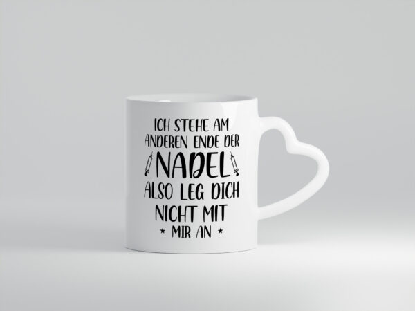 Am anderen Ende der Nadel, nicht anlegen | Spritzen - Herzhenkel Tasse - Kaffeetasse / Geschenk / Familie