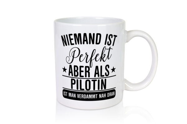 Verdammt nah dran: Pilotin | Definition Piloten - Tasse Weiss - Kaffeetasse / Geschenk / Familie