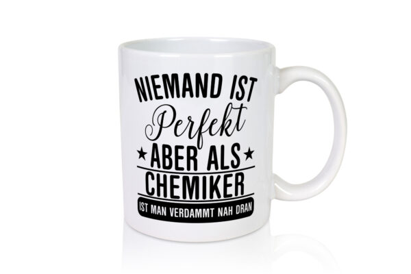 Verdammt nah dran: Chemiker | Chemie | Labor - Tasse Weiss - Kaffeetasse / Geschenk / Familie