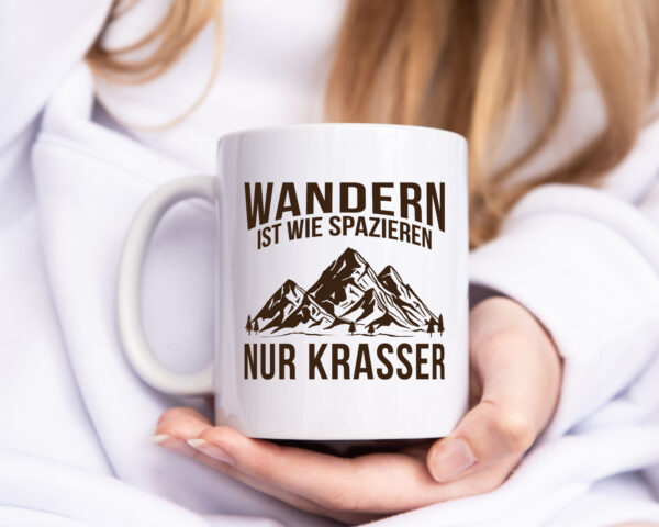 Wandern wie spazieren, nur krasser | Gebirge | Bäume - Tasse Weiss - Kaffeetasse / Geschenk / Familie