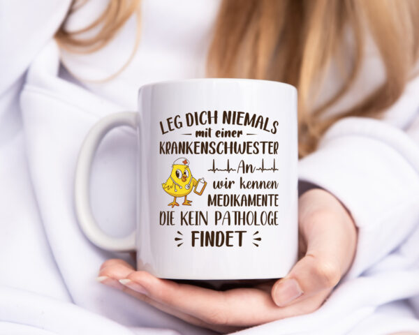 Krankenschwester kennt Medikamente| Küken | Stethoskop - Tasse Weiss - Kaffeetasse / Geschenk / Familie