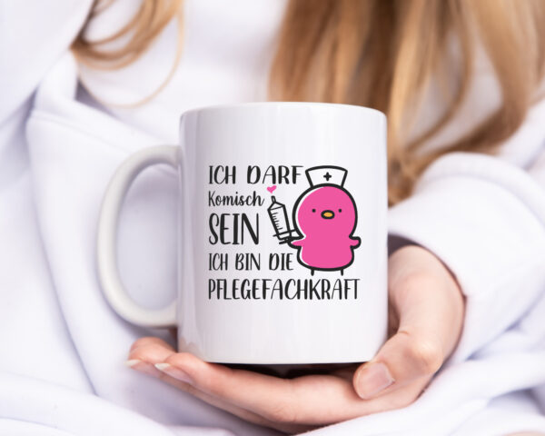 Darf komisch sein, bin Pflegekraft | Küken | Spritze - Tasse Weiss - Kaffeetasse / Geschenk / Familie