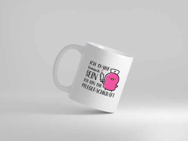 Darf komisch sein, bin Pflegekraft | Küken | Spritze - Tasse Weiss - Kaffeetasse / Geschenk / Familie