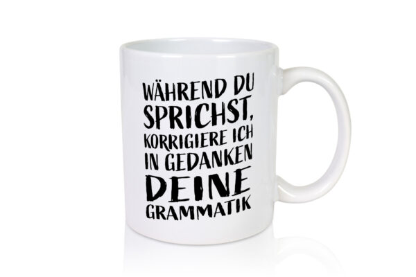 Während du sprichst, Grammatik korrigieren - Tasse Weiss - Kaffeetasse / Geschenk / Familie