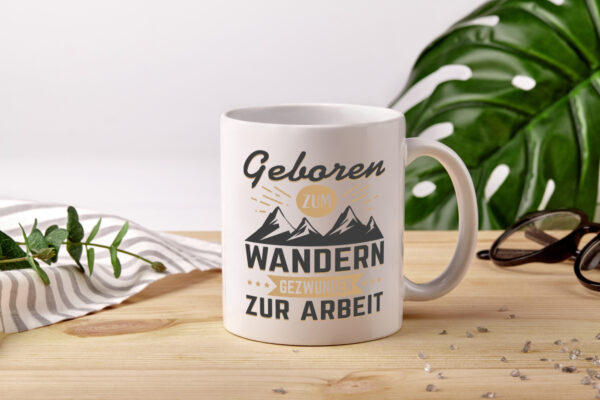 Geboren zum Wandern, gezwungen zur Arbeit | Berge | Sterne - Tasse Weiss - Kaffeetasse / Geschenk / Familie