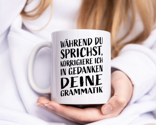 Während du sprichst, Grammatik korrigieren - Tasse Weiss - Kaffeetasse / Geschenk / Familie