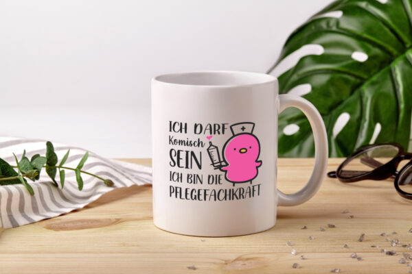 Darf komisch sein, bin Pflegekraft | Küken | Spritze - Tasse Weiss - Kaffeetasse / Geschenk / Familie