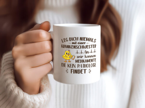 Krankenschwester kennt Medikamente| Küken | Stethoskop - Tasse Weiss - Kaffeetasse / Geschenk / Familie