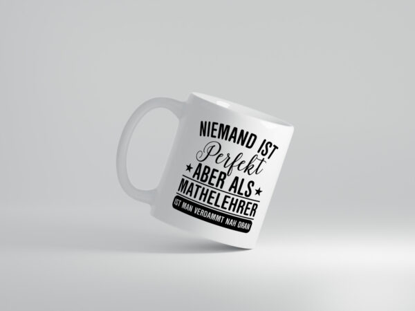 Verdammt nah dran: Mathelehrer | Lehrer | Mathe - Tasse Weiss - Kaffeetasse / Geschenk / Familie