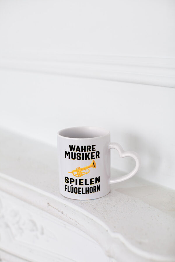 Wahre Musiker spielen Flügelhorn | Trompete - Herzhenkel Tasse - Kaffeetasse / Geschenk / Familie