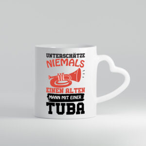 Alter Mann mit Tuba | Tubaspieler Tasse | Musiker Witz - Herzhenkel Tasse - Kaffeetasse / Geschenk / Familie