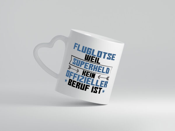 Superheld Fluglotse | Flugverkehr | Flughafen - Herzhenkel Tasse - Kaffeetasse / Geschenk / Familie