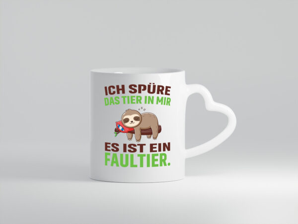 Es ist ein Faultier | Faultier | Müde | Schlafen - Herzhenkel Tasse - Kaffeetasse / Geschenk / Familie
