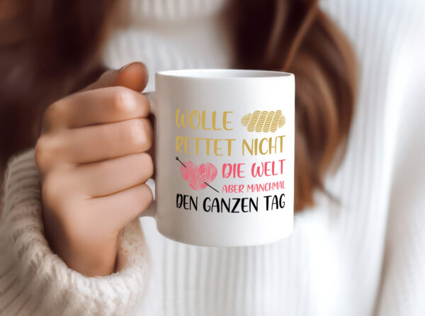 Wolle rettet den ganzen Tag | Wollknäuel | Stricknadel - Tasse Weiss - Kaffeetasse / Geschenk / Familie