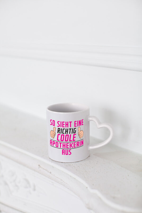 Richtig Coole Apothekerin | Apotheke | Pharmazie - Herzhenkel Tasse - Kaffeetasse / Geschenk / Familie