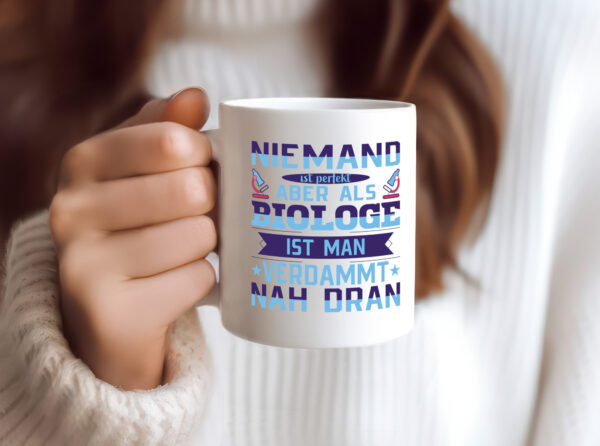 Als Biologe fast perfekt | Mikroskop - Tasse Weiss - Kaffeetasse / Geschenk / Familie
