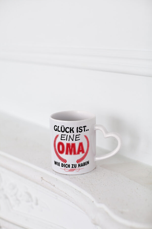 Beste Oma der Welt - Herzhenkel Tasse - Kaffeetasse / Geschenk / Familie