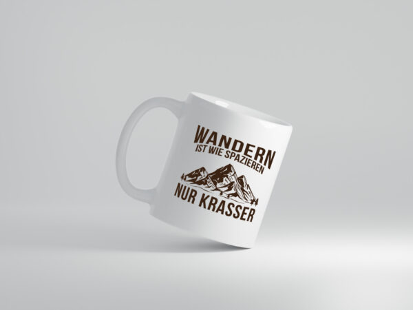 Wandern wie spazieren, nur krasser | Gebirge | Bäume - Tasse Weiss - Kaffeetasse / Geschenk / Familie