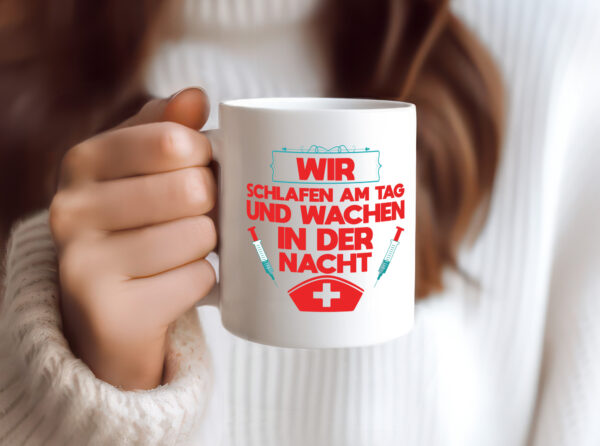 Wir schlafen am Tag | Krankenschwester | Nachtschicht - Tasse Weiss - Kaffeetasse / Geschenk / Familie