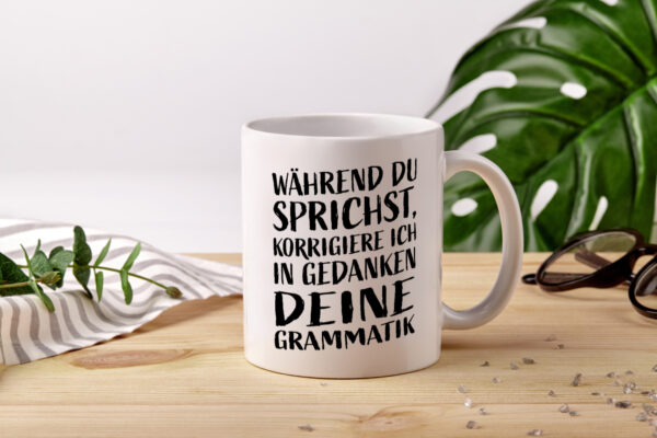 Während du sprichst, Grammatik korrigieren - Tasse Weiss - Kaffeetasse / Geschenk / Familie