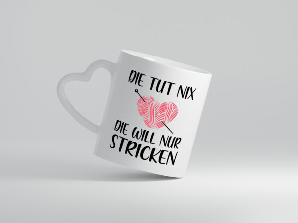 Die tut nix die will nur Stricken | Stricken | Frau - Herzhenkel Tasse - Kaffeetasse / Geschenk / Familie