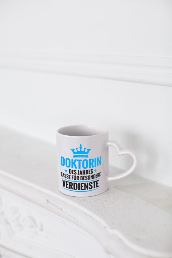 Besonderer Verdienst: Doktorin | Doktorand | Doktortitel - Herzhenkel Tasse - Kaffeetasse / Geschenk / Familie