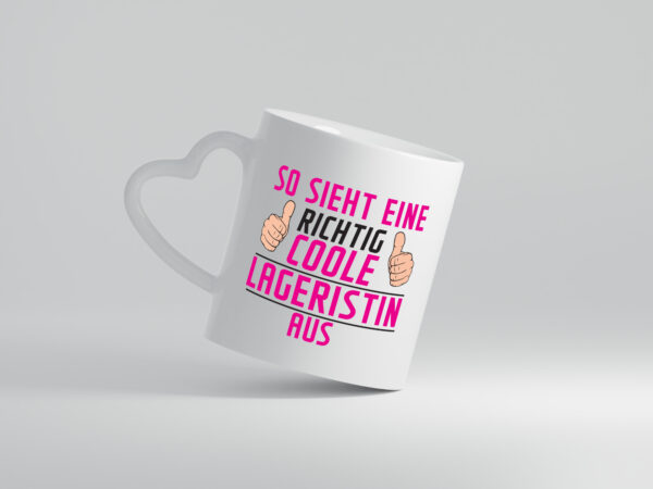 Richtig Coole Lageristin | Beruf | Lager Arbeiterin - Herzhenkel Tasse - Kaffeetasse / Geschenk / Familie