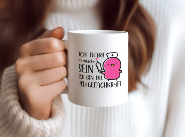Darf komisch sein, bin Pflegekraft | Küken | Spritze - Tasse Weiss - Kaffeetasse / Geschenk / Familie
