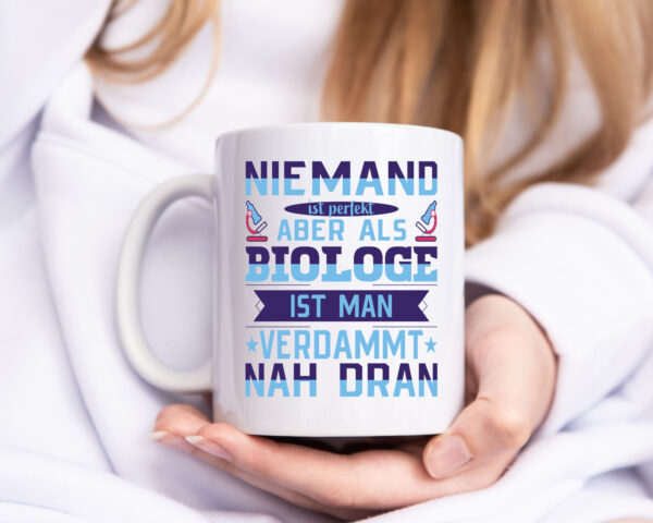 Als Biologe fast perfekt | Mikroskop - Tasse Weiss - Kaffeetasse / Geschenk / Familie
