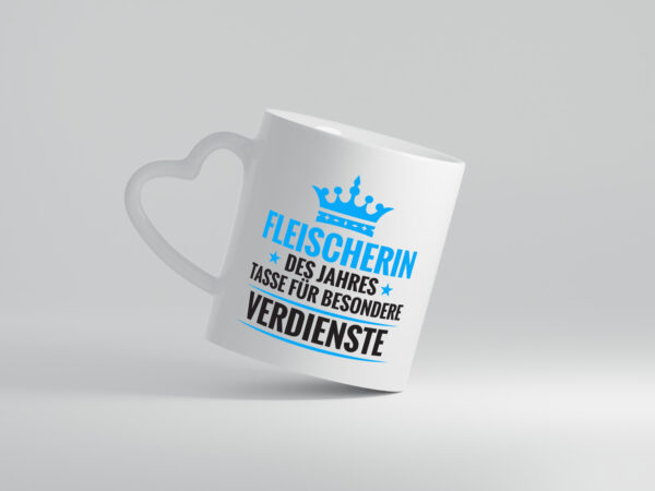 Besonderer Verdienst: Fleischerin | Schlachterei - Herzhenkel Tasse - Kaffeetasse / Geschenk / Familie