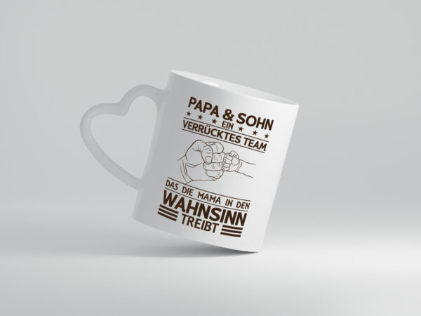 Papa und Sohn treiben Mama in den Wahnsinn | Fäuste - Herzhenkel Tasse - Kaffeetasse / Geschenk / Familie