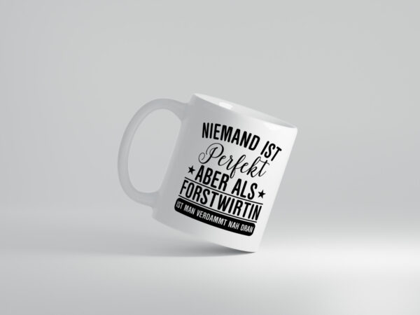 Verdammt nah dran: Forstwirtin | Forst Wirtin - Tasse Weiss - Kaffeetasse / Geschenk / Familie