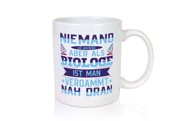 Als Biologe fast perfekt | Mikroskop - Tasse Weiss - Kaffeetasse / Geschenk / Familie