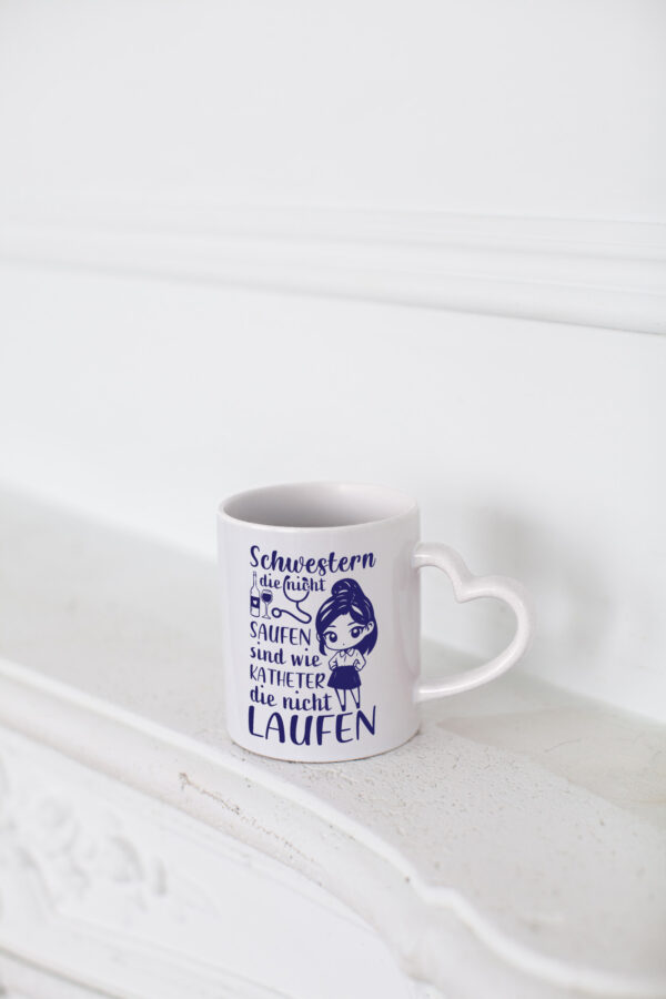 Schwestern die nicht saufen | Krankenschwester | Alkolhol - Herzhenkel Tasse - Kaffeetasse / Geschenk / Familie