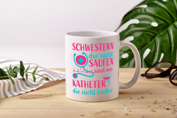 Schwestern die nicht saufen | Stethoskop | Alkohol - Tasse Weiss - Kaffeetasse / Geschenk / Familie
