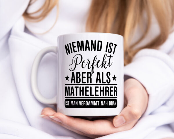 Verdammt nah dran: Mathelehrer | Lehrer | Mathe - Tasse Weiss - Kaffeetasse / Geschenk / Familie