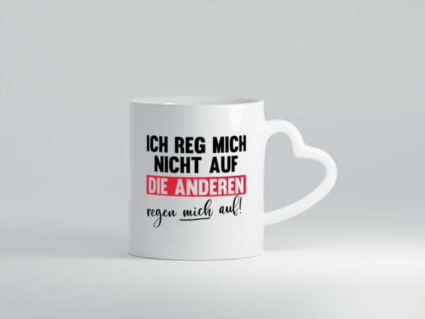 Ich reg mich nicht auf die anderen regen mich auf - Herzhenkel Tasse - Kaffeetasse / Geschenk / Familie