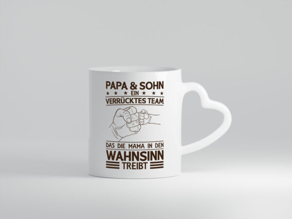 Papa und Sohn treiben Mama in den Wahnsinn | Fäuste - Herzhenkel Tasse - Kaffeetasse / Geschenk / Familie
