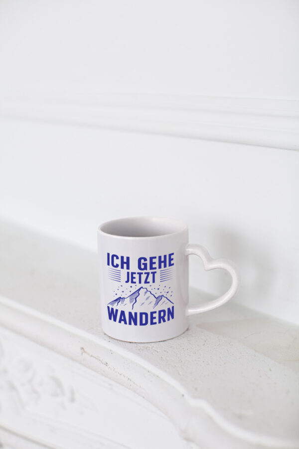 Gehe jetzt wandern | Berge | Sterne - Herzhenkel Tasse - Kaffeetasse / Geschenk / Familie