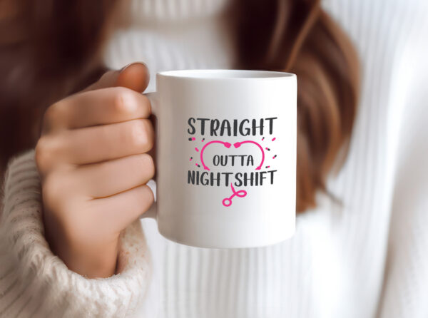 Straight outta Nightshift | Stethoskop | Krankenhaus - Tasse Weiss - Kaffeetasse / Geschenk / Familie